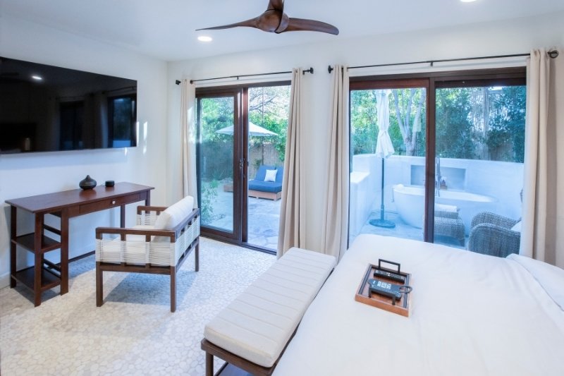Spa room with outdoor bath, ideal for short detox retreat stays
