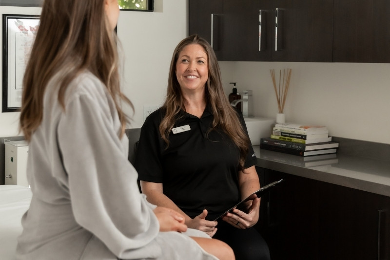 A wellness guest meets with a spa professional to discuss personalized detox therapies and treatments.