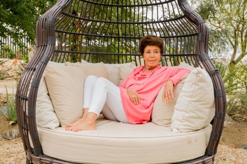 Relaxing outdoor wellness retreat for menopausal women embracing healthy fasting habits